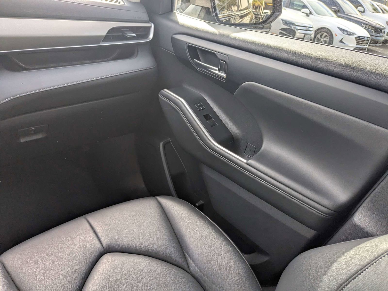 Used 2022 Toyota Highlander XLE image 17