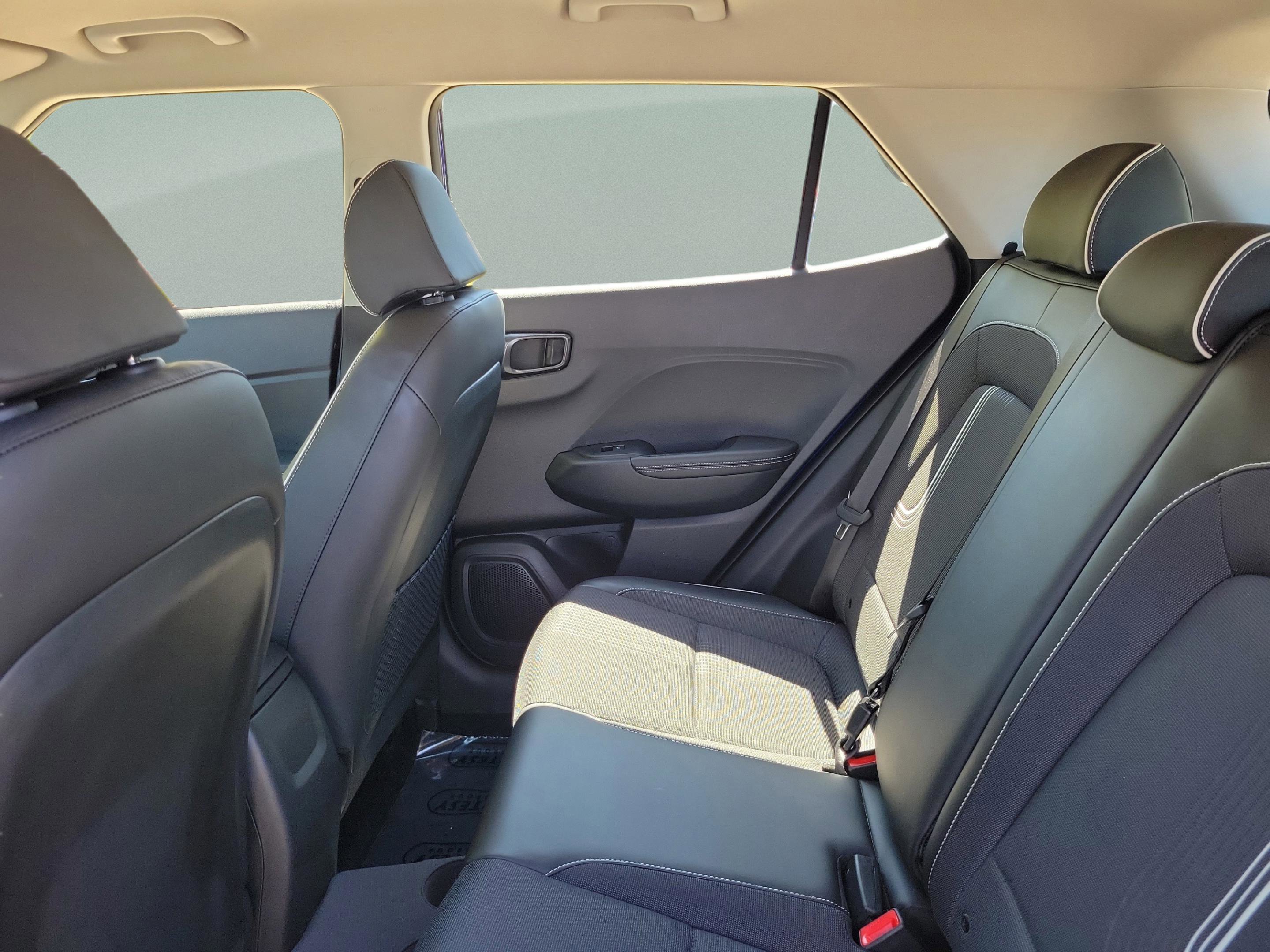 Certified 2023 Hyundai Venue Limited w/ Cargo Package image 8