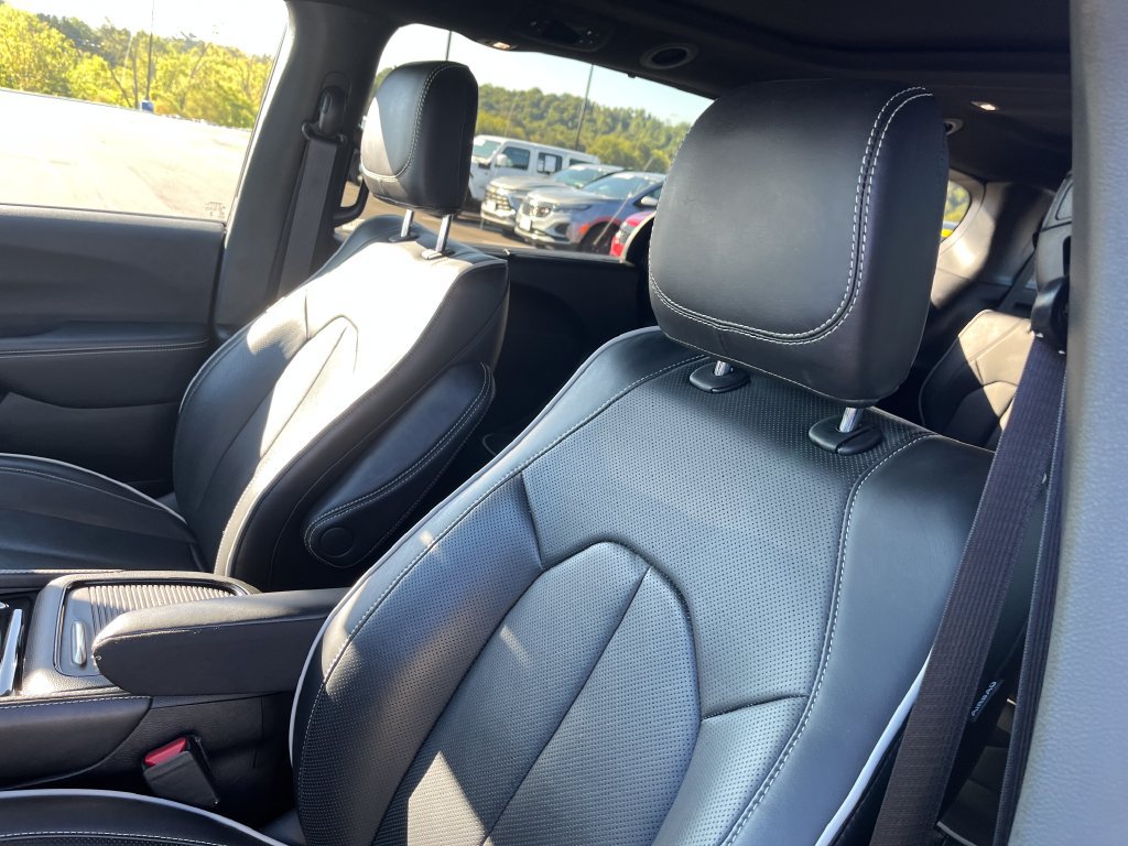 Used 2026 Chrysler Pacifica Limited FWD image 12