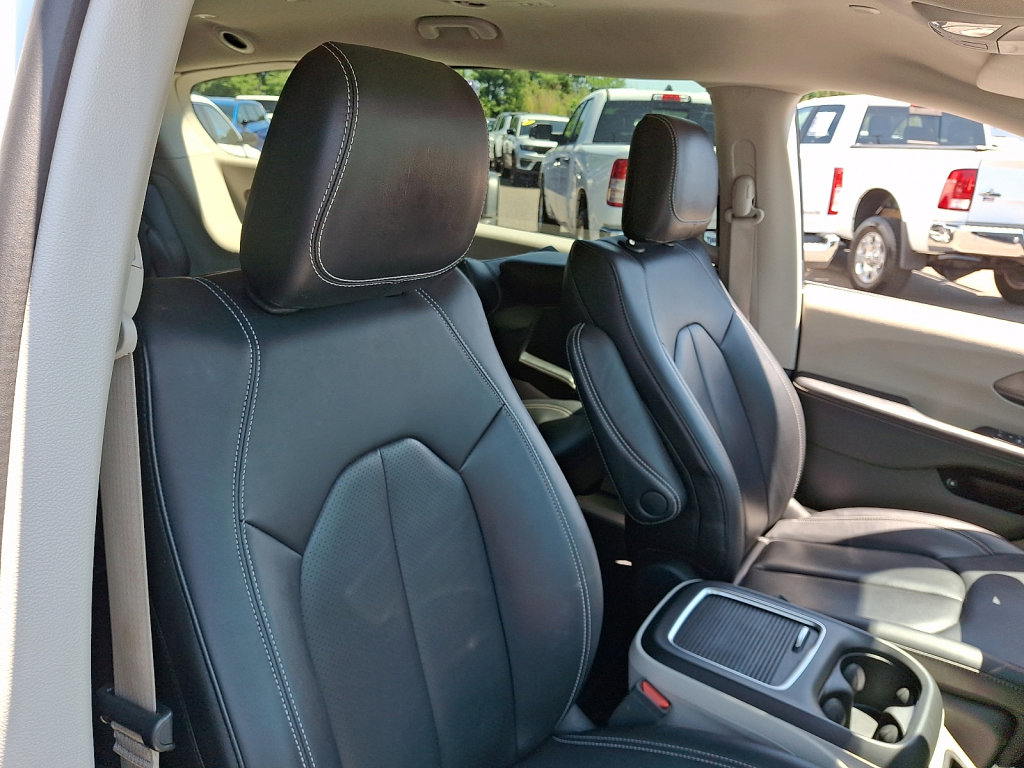 Used 2024 Chrysler Pacifica Limited FWD image 13