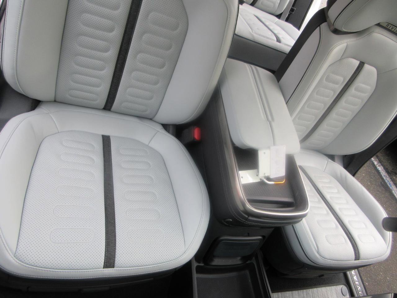 Used 2023 Rivian R1S Launch Edition image 31