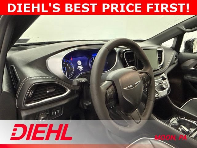 Used 2025 Chrysler Pacifica Limited FWD image 26