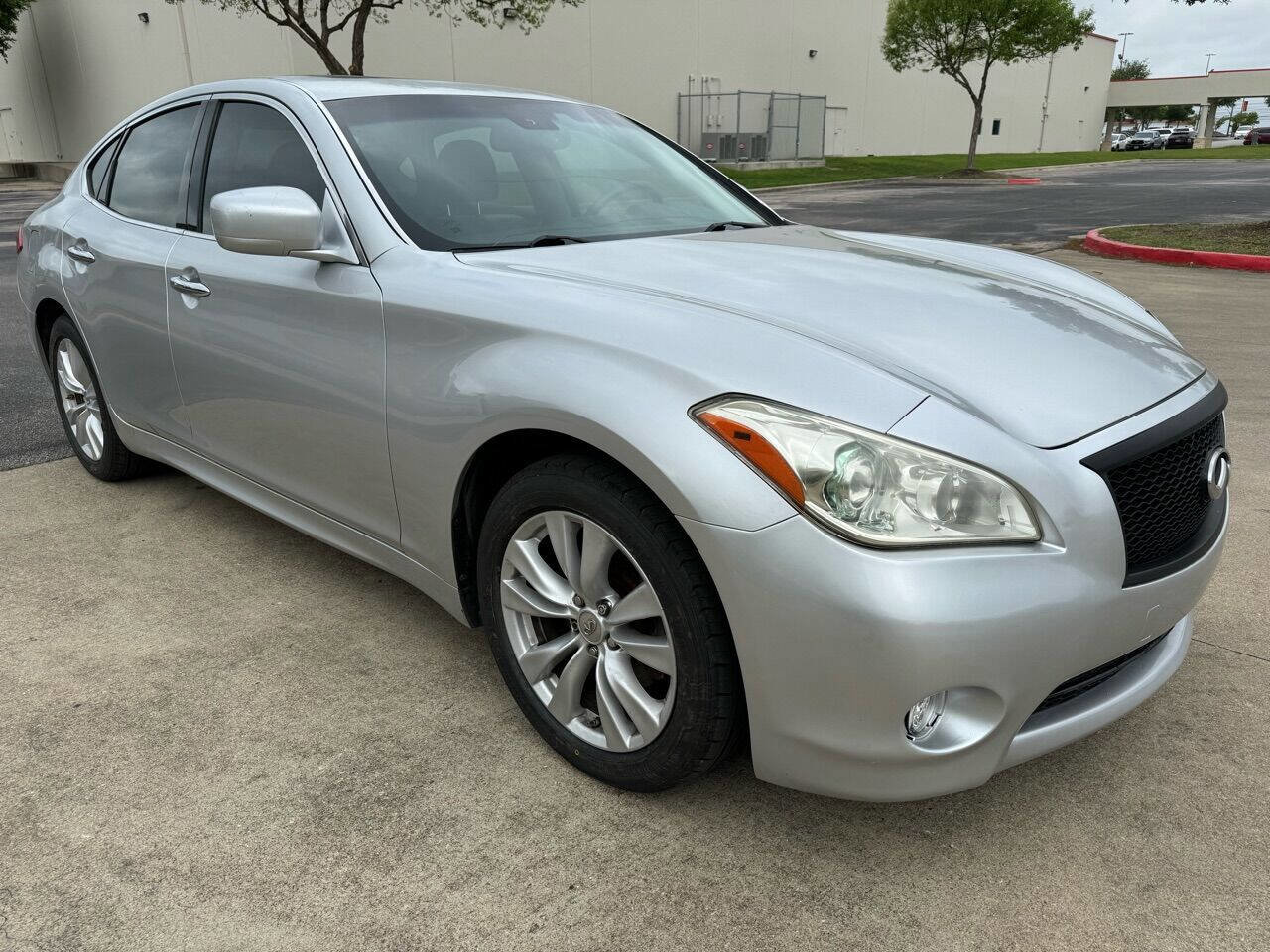 Used 2011 INFINITI M37 w/ Premium Pkg RWD image 3