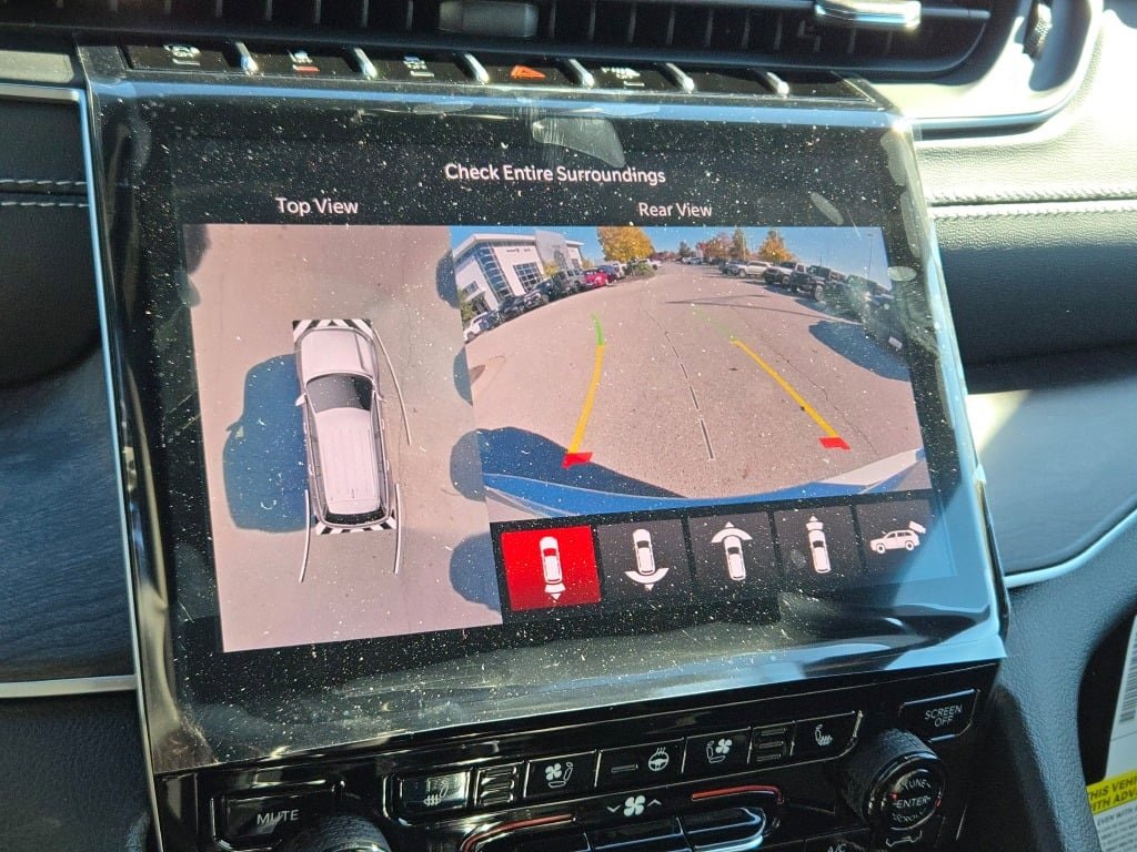 New 2025 Jeep Grand Cherokee Limited w/ Luxury Tech Group II image 32