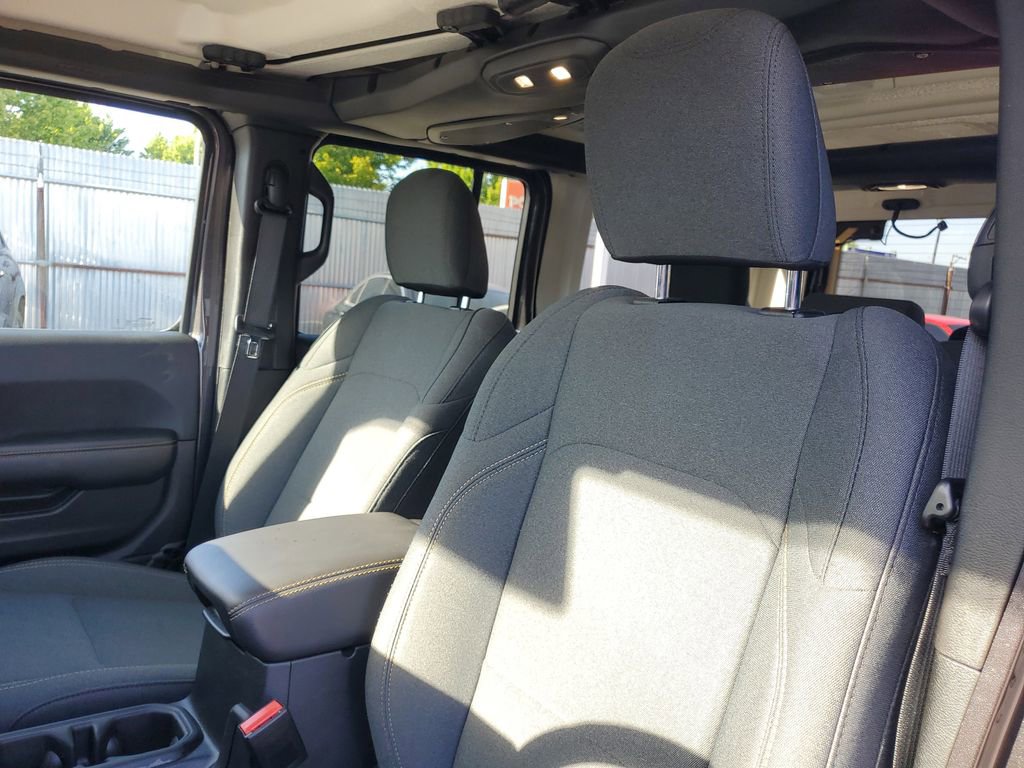 Used 2025 Jeep Wrangler Unlimited Sahara AWD/4WD image 16