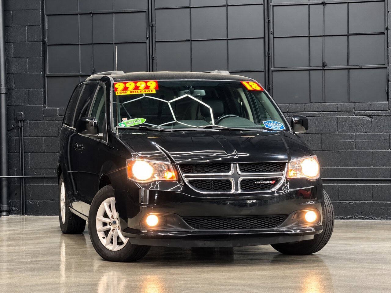 Used 2018 Dodge Grand Caravan SXT FWD image 1