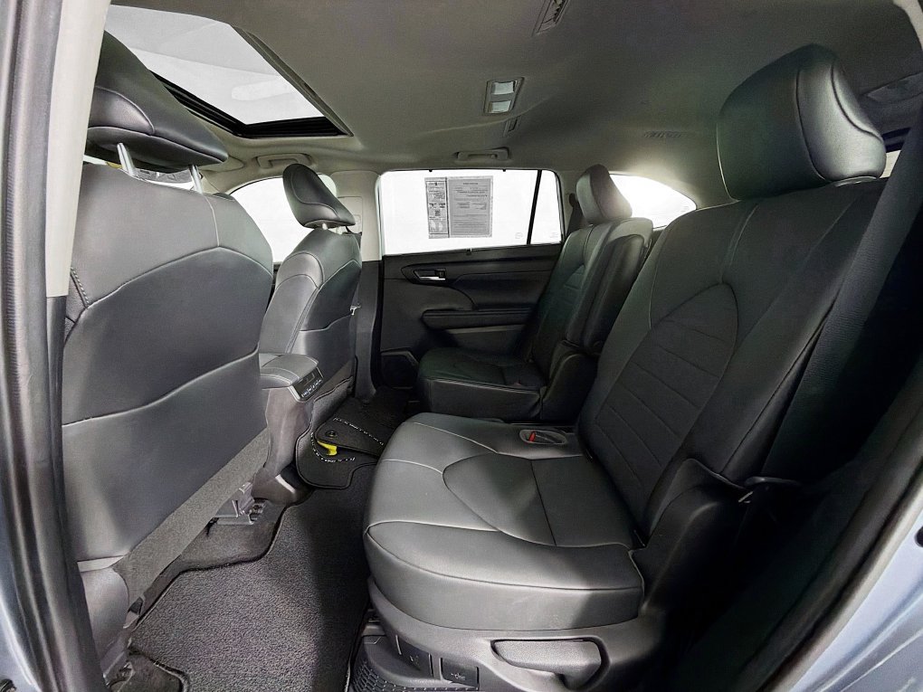 Used 2021 Toyota Highlander XLE AWD/4WD image 31