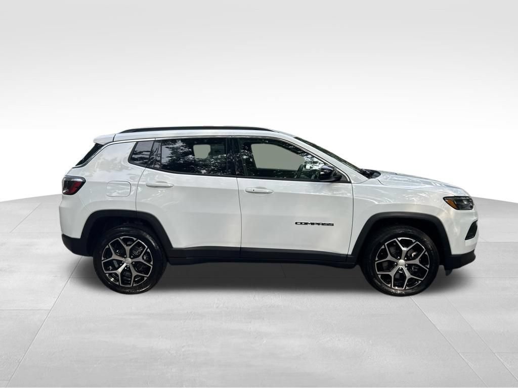 Used 2024 Jeep Compass Latitude AWD/4WD image 7
