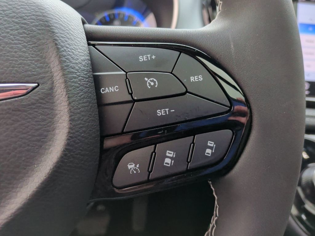 Used 2025 Chrysler Pacifica Limited w/ Uconnect Theater Family Group image 27