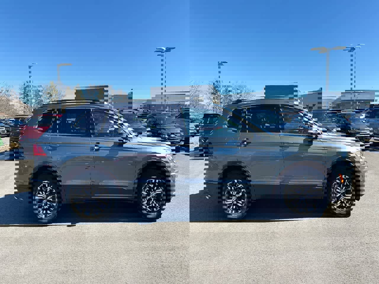 Used 2019 Volkswagen Tiguan SE w/ Panoramic Sunroof Package image 14