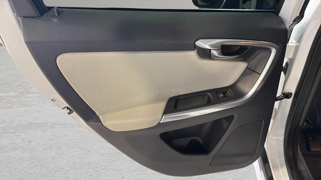 Used 2016 Volvo XC60 T6 AWD/4WD image 14