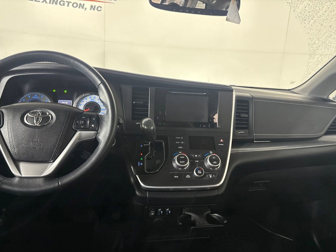 Used 2016 Toyota Sienna SE w/ SE Preferred Package FWD image 22