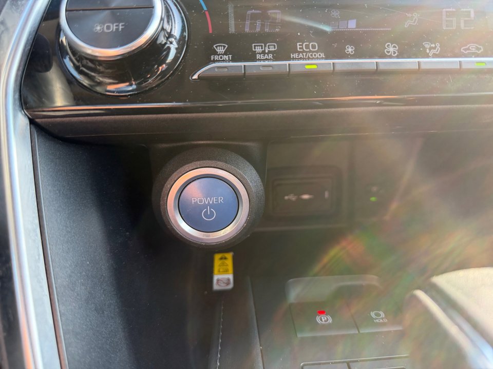 Used 2022 Toyota Venza LE image 24