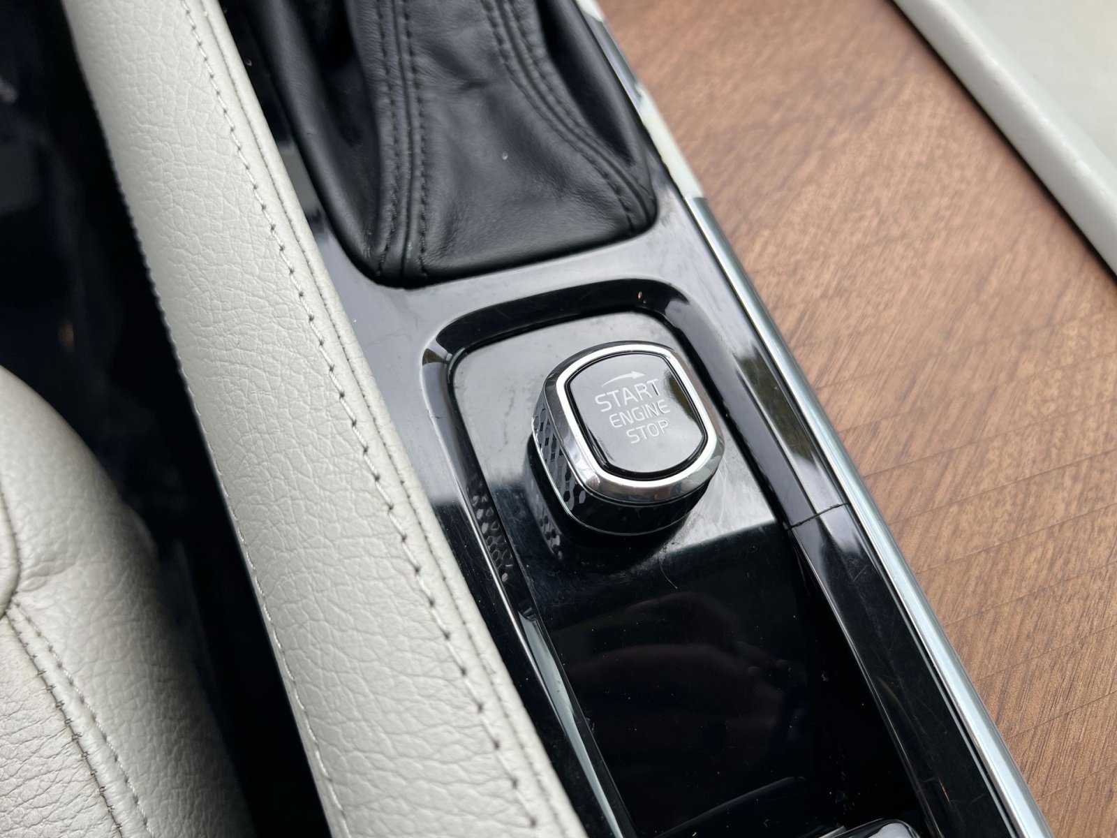 Used 2022 Volvo XC90 T6 Momentum w/ Advanced Package image 29