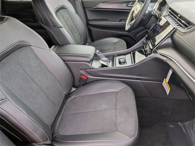 New 2025 Jeep Grand Cherokee Altitude image 32