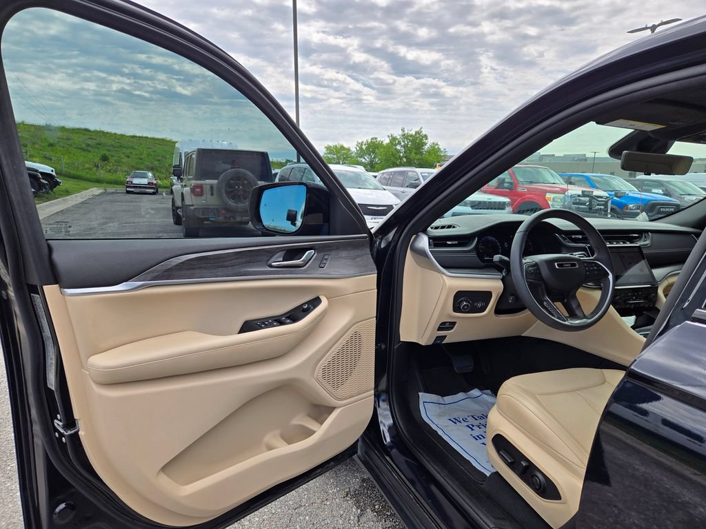 Used 2024 Jeep Grand Cherokee Limited w/ Luxury Tech Group II AWD/4WD image 14
