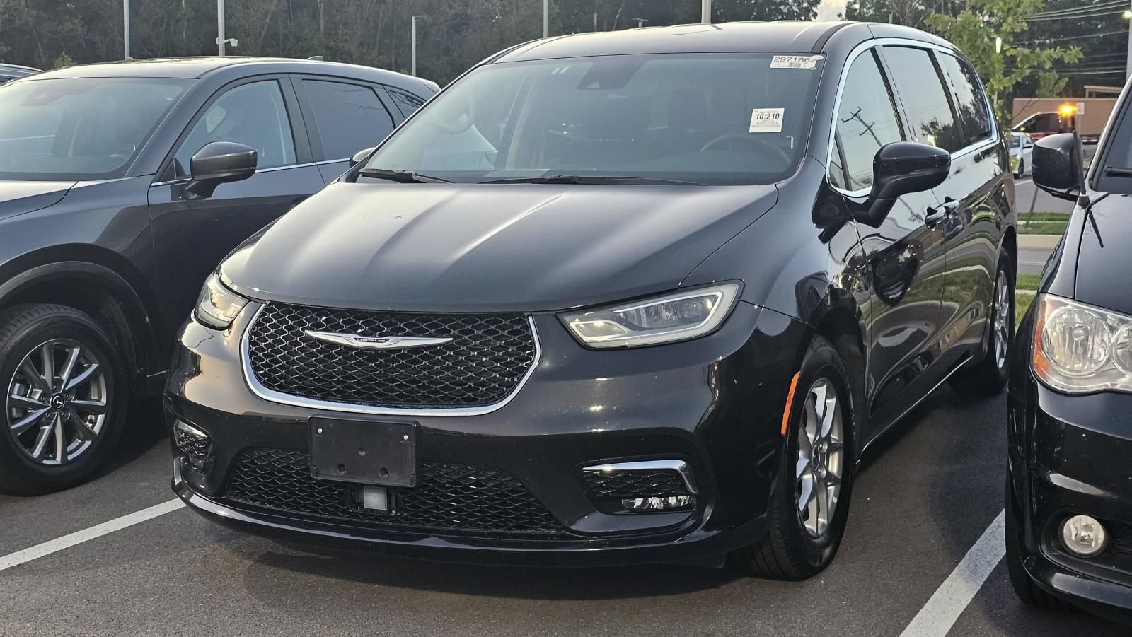 Used 2023 Chrysler Pacifica Touring-L FWD image 1