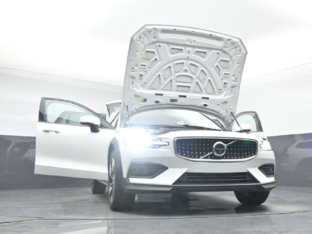 Used 2025 Volvo V60 B5 Cross Country Plus AWD/4WD image 52