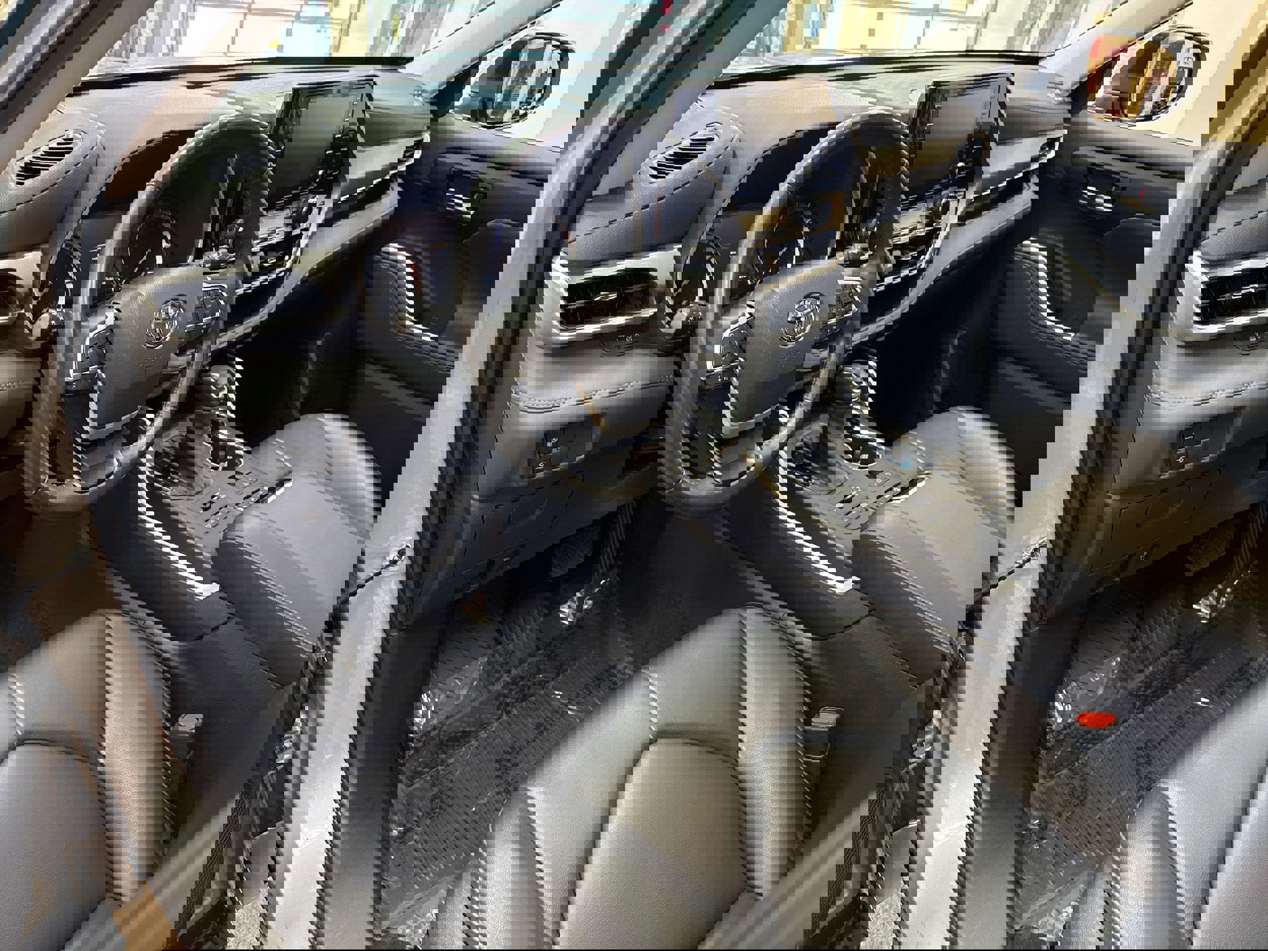 Used 2022 Toyota Highlander XLE image 6