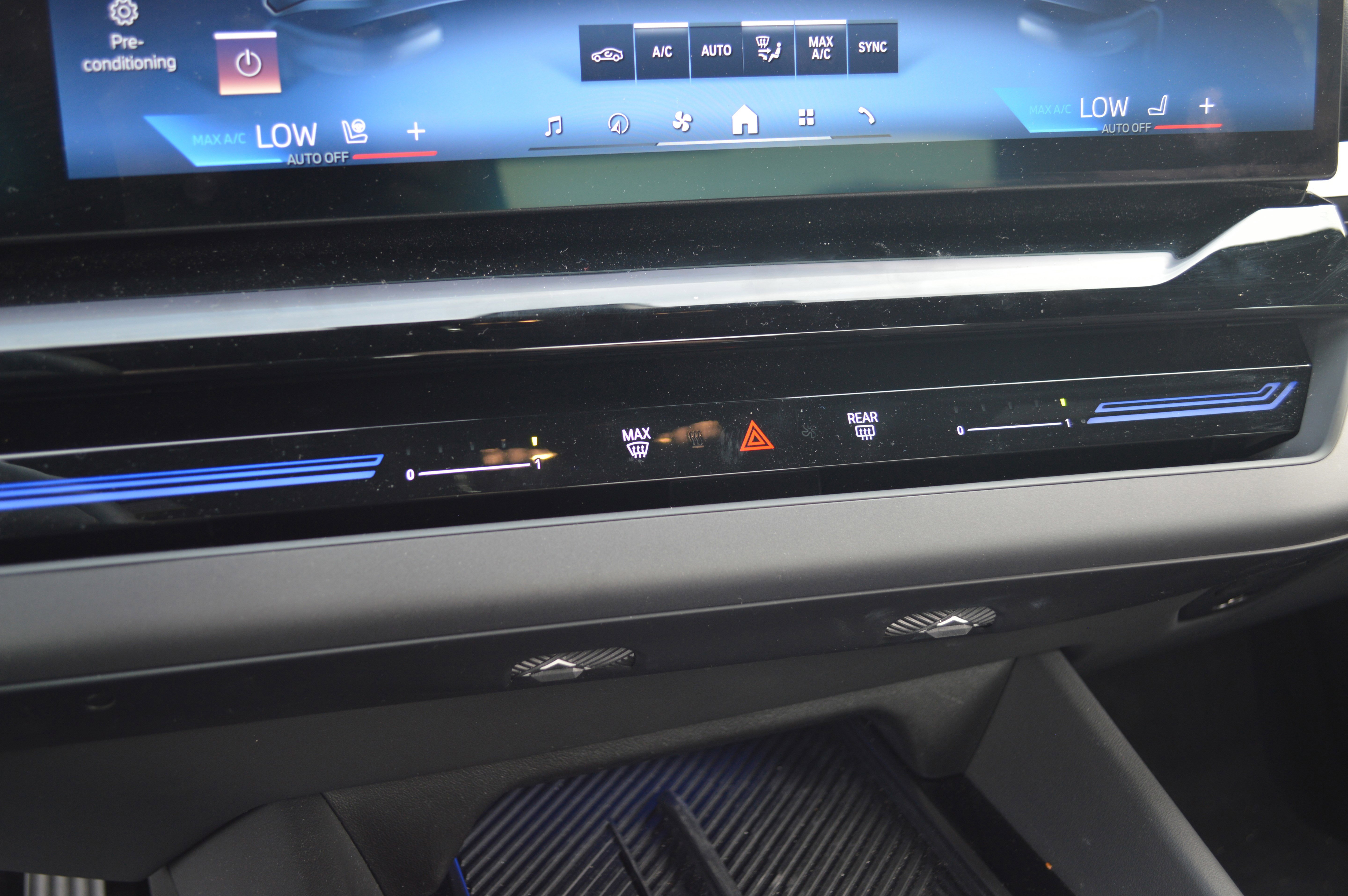 Used 2025 BMW 530i xDrive w/ Premium Package image 22