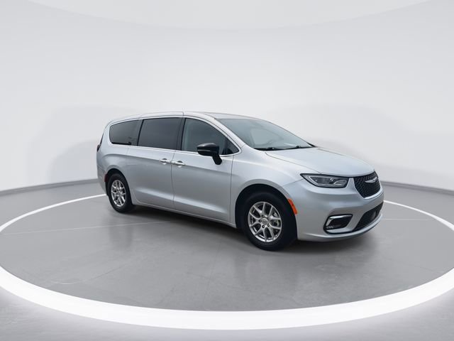 Used 2024 Chrysler Pacifica Touring-L image 2