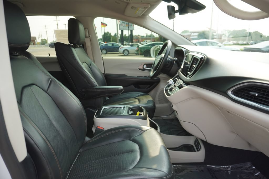 Used 2020 Chrysler Pacifica Touring-L Plus w/ Tire & Wheel Group FWD image 33