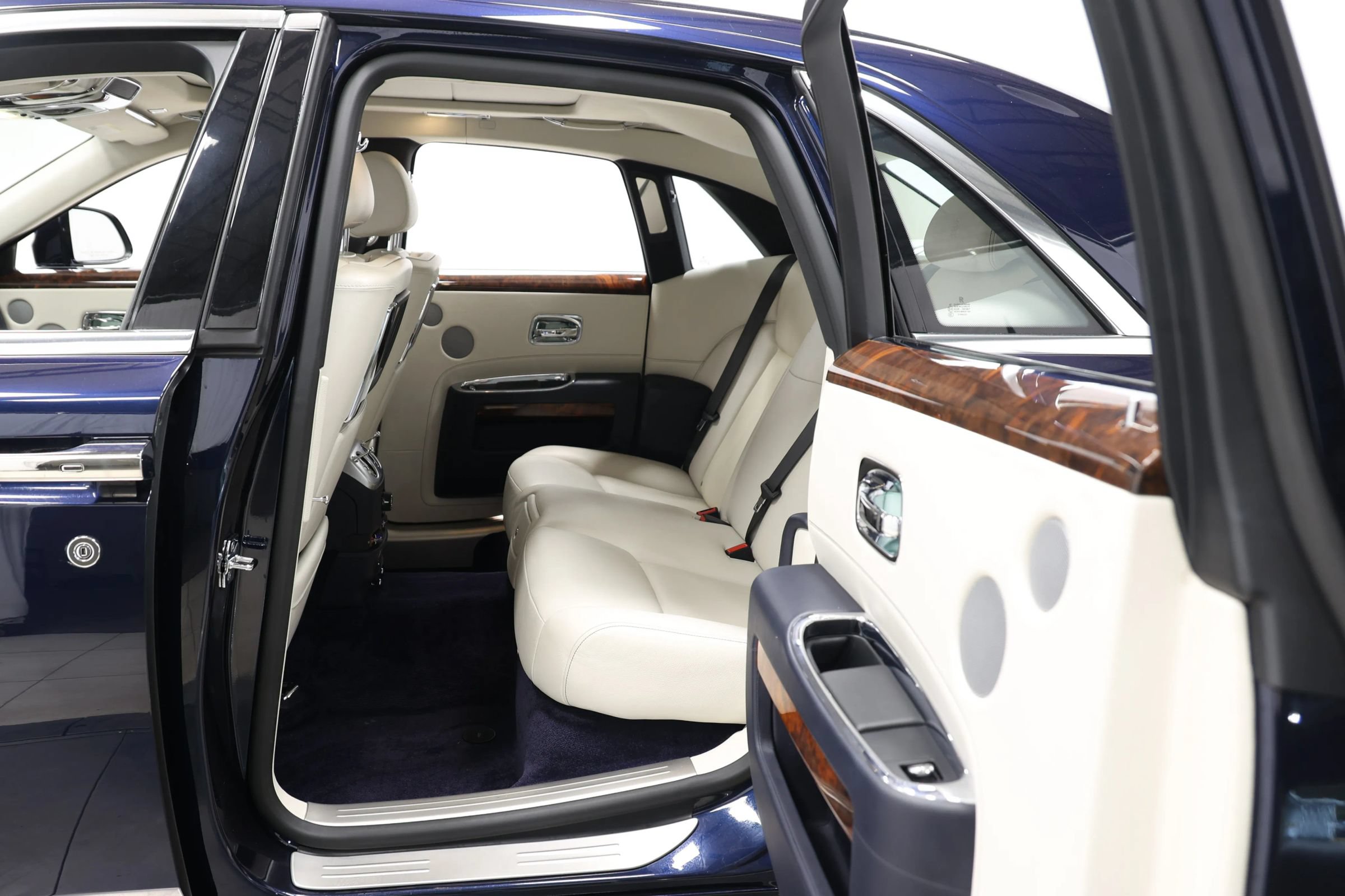 Used 2015 Rolls-Royce Ghost RWD image 48