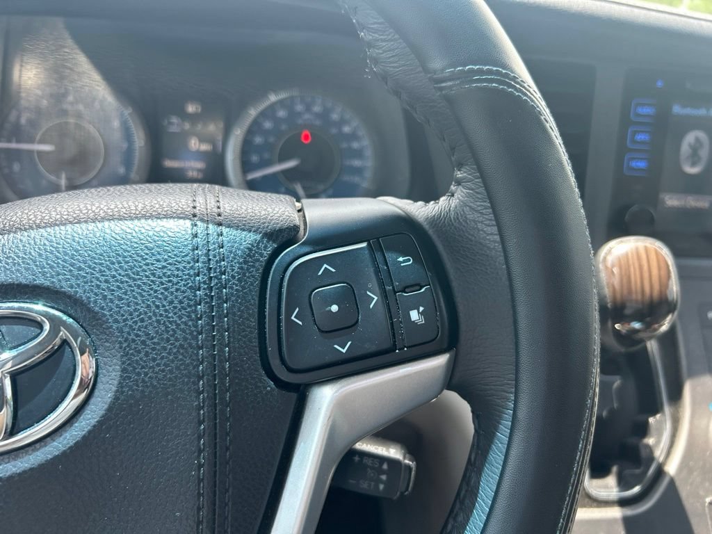 Used 2017 Toyota Sienna XLE Premium FWD image 7