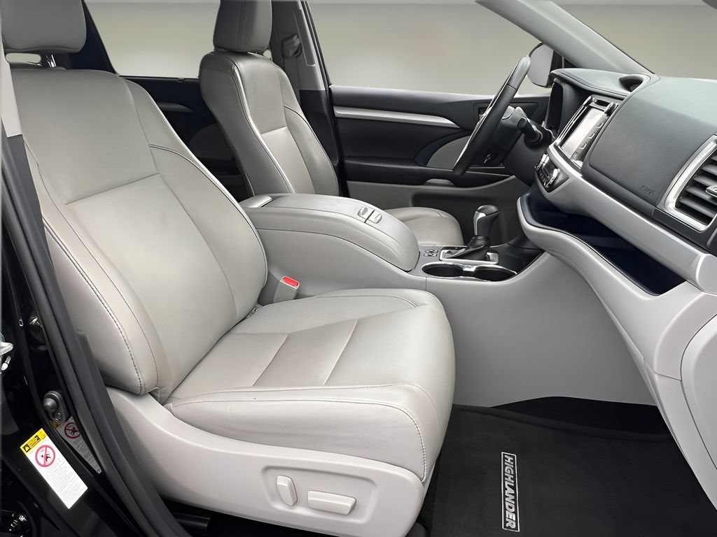 Certified 2019 Toyota Highlander XLE FWD image 18