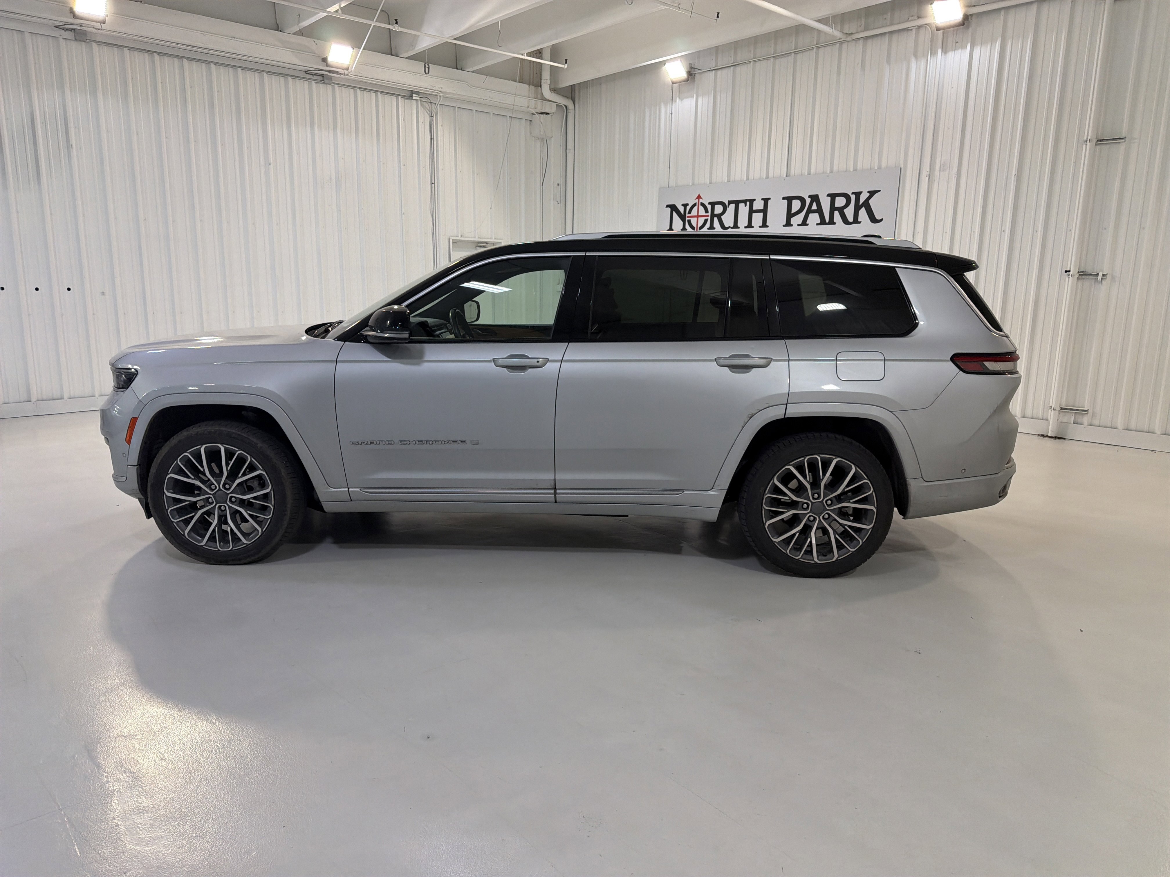 Used 2023 Jeep Grand Cherokee L Summit AWD/4WD image 2