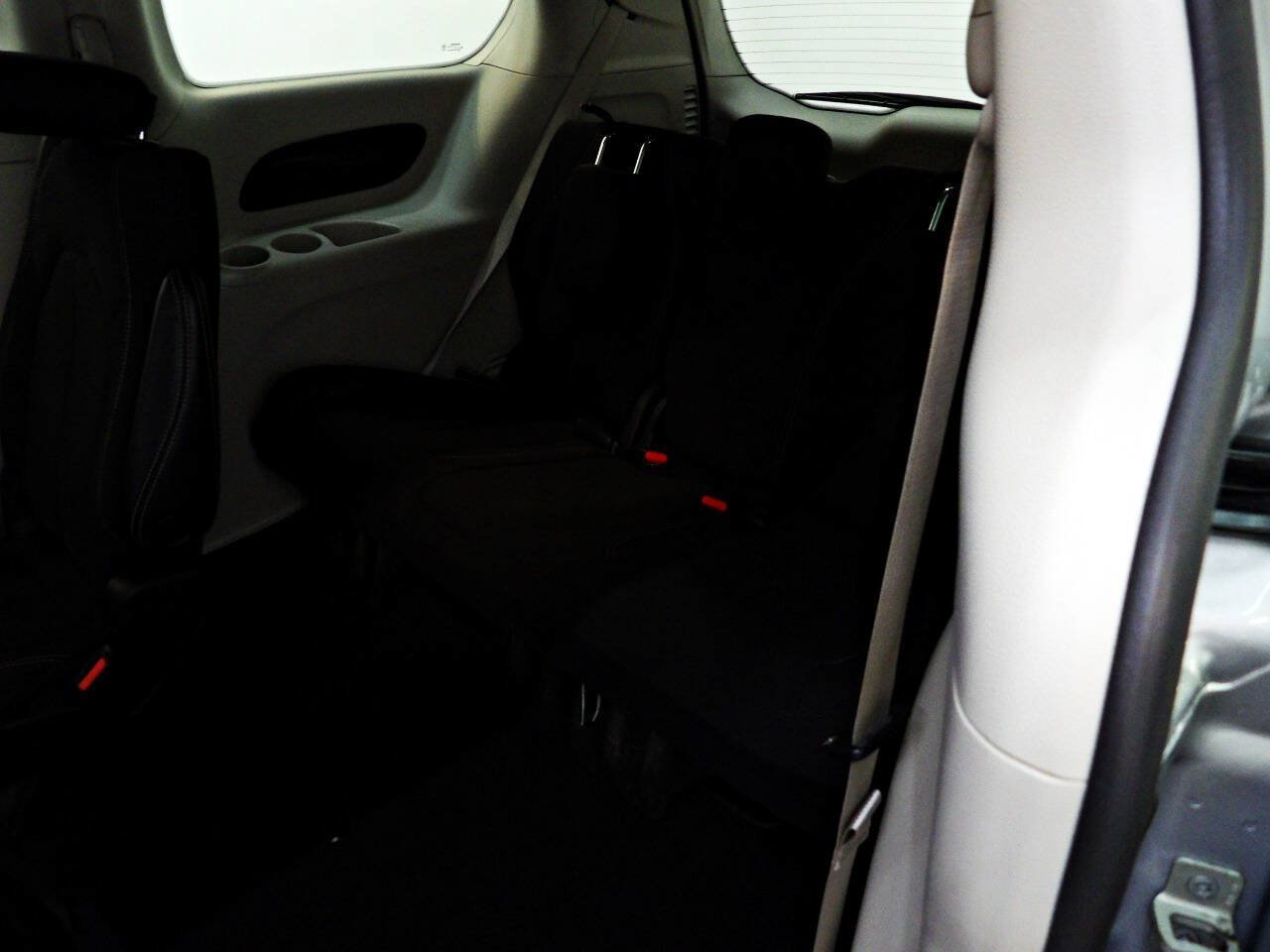 Used 2022 Chrysler Voyager LX FWD image 10