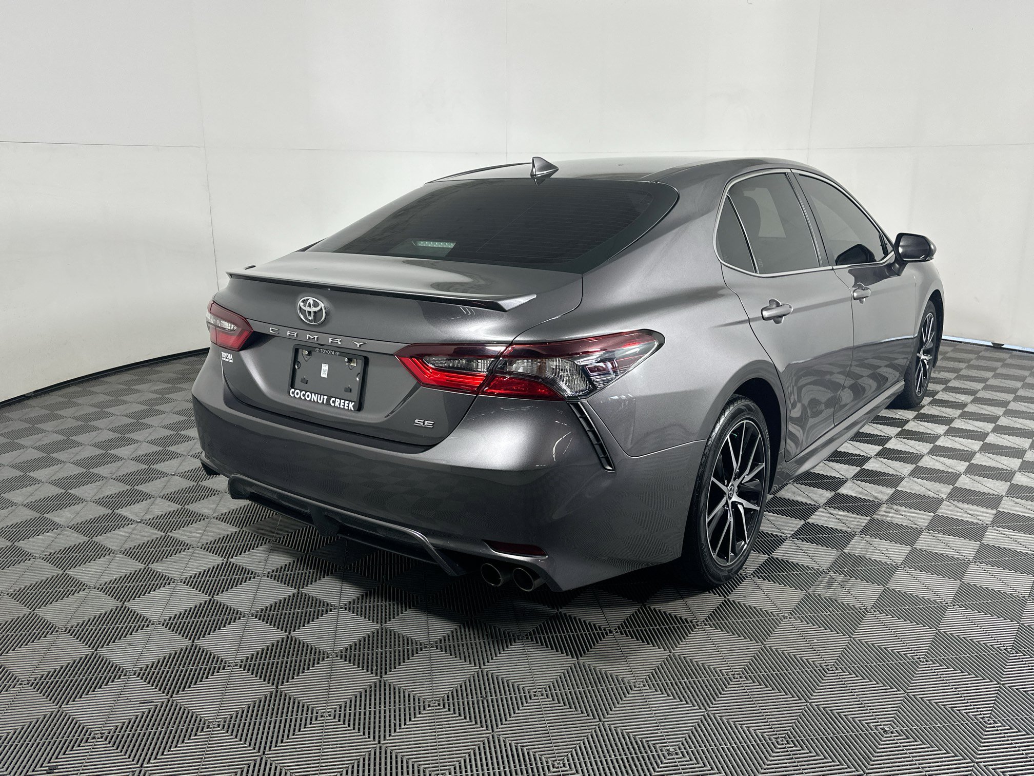 Used 2023 Toyota Camry SE FWD image 3