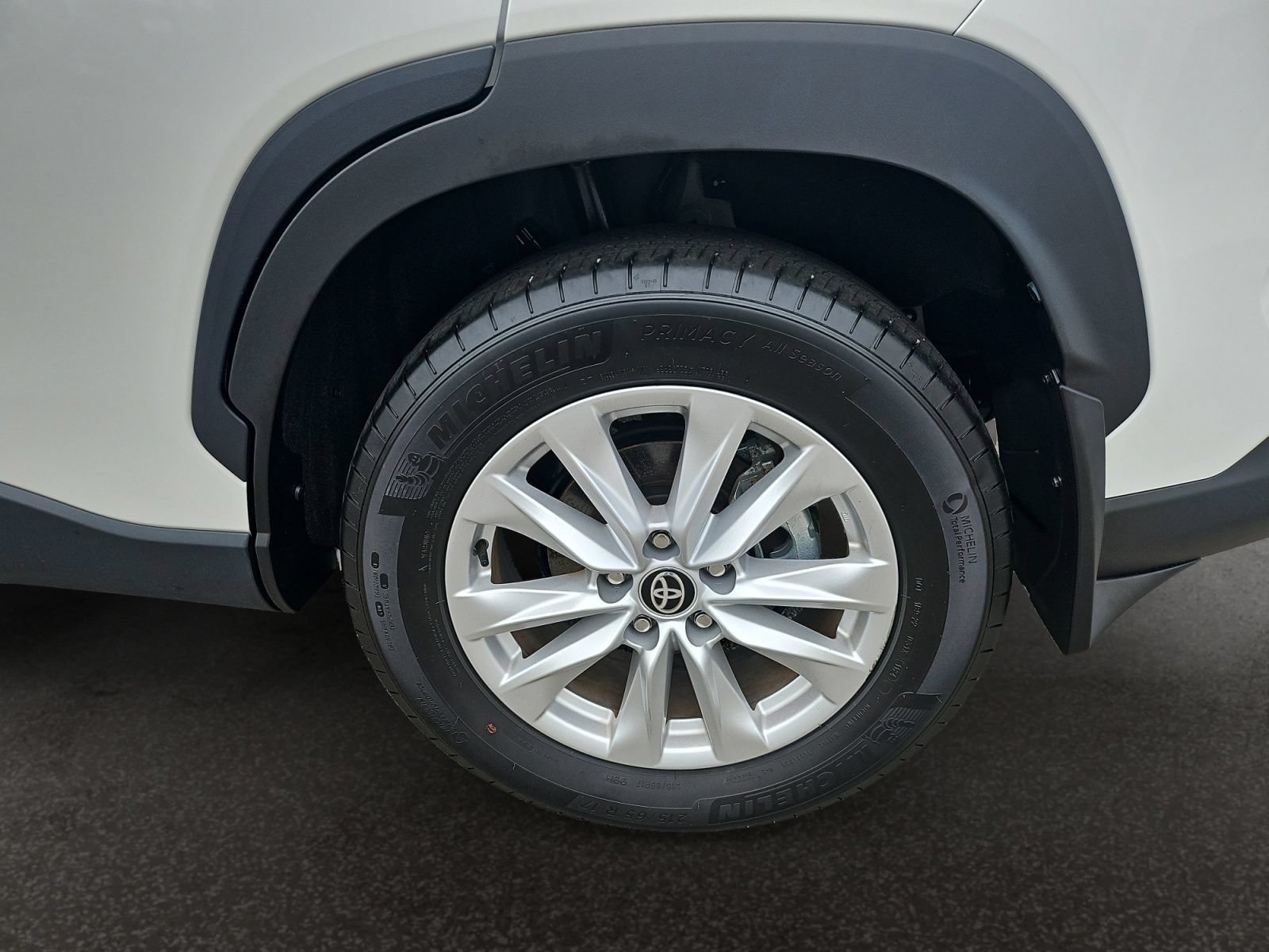 Used 2024 Toyota Corolla Cross LE w/ Moonroof Package FWD image 46