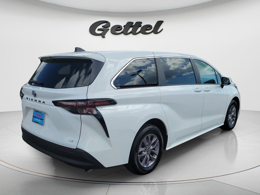 Certified 2025 Toyota Sienna LE image 4
