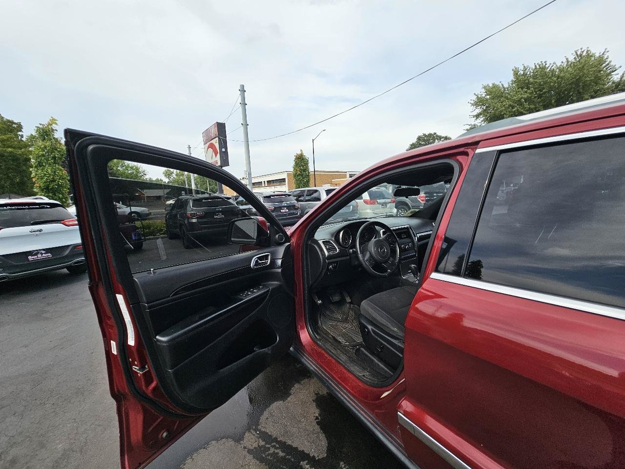 Used 2012 Jeep Grand Cherokee Laredo w/ Laredo E Group AWD/4WD image 18