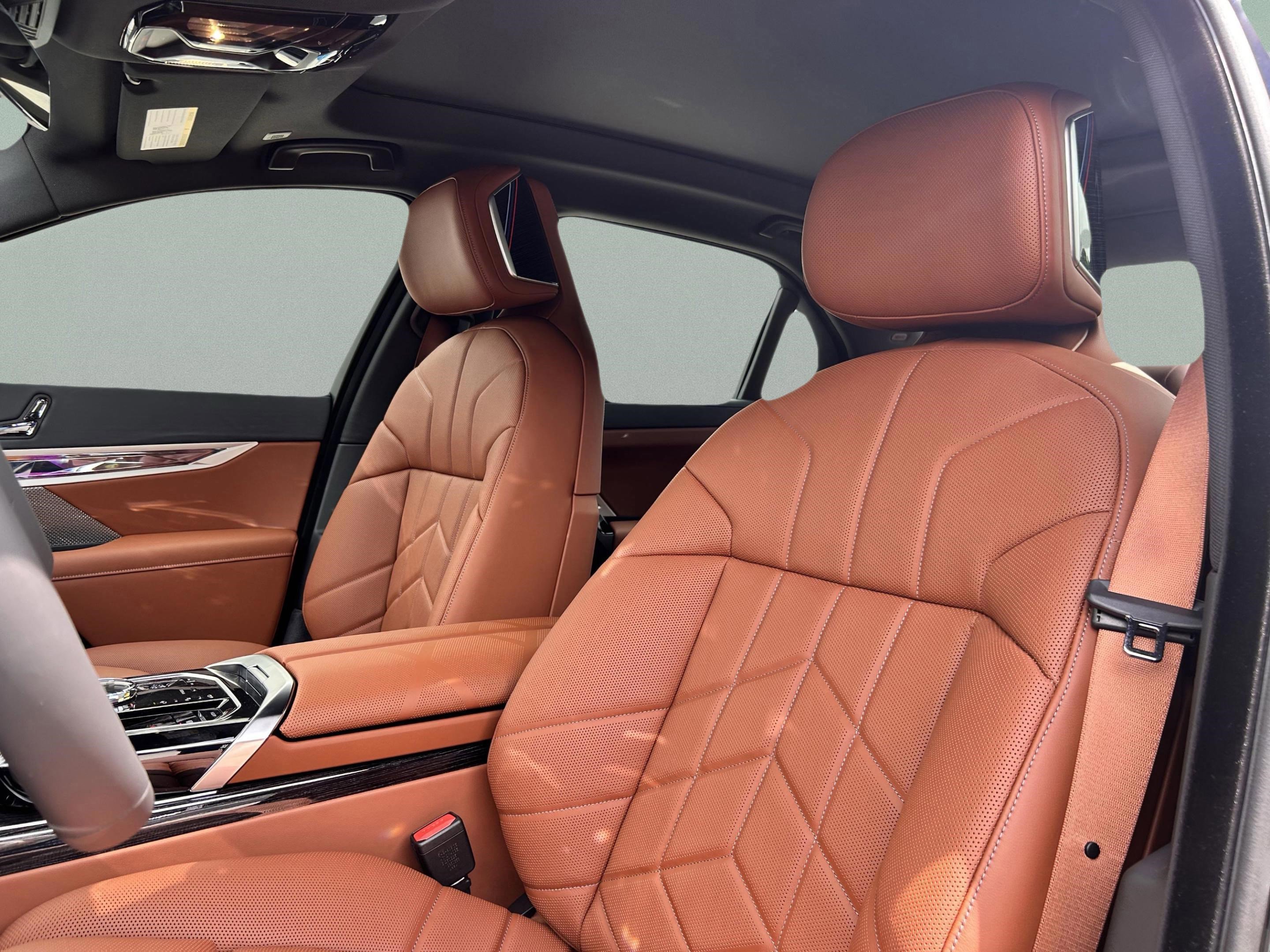 Used 2025 BMW 740i w/ Premium Package image 26