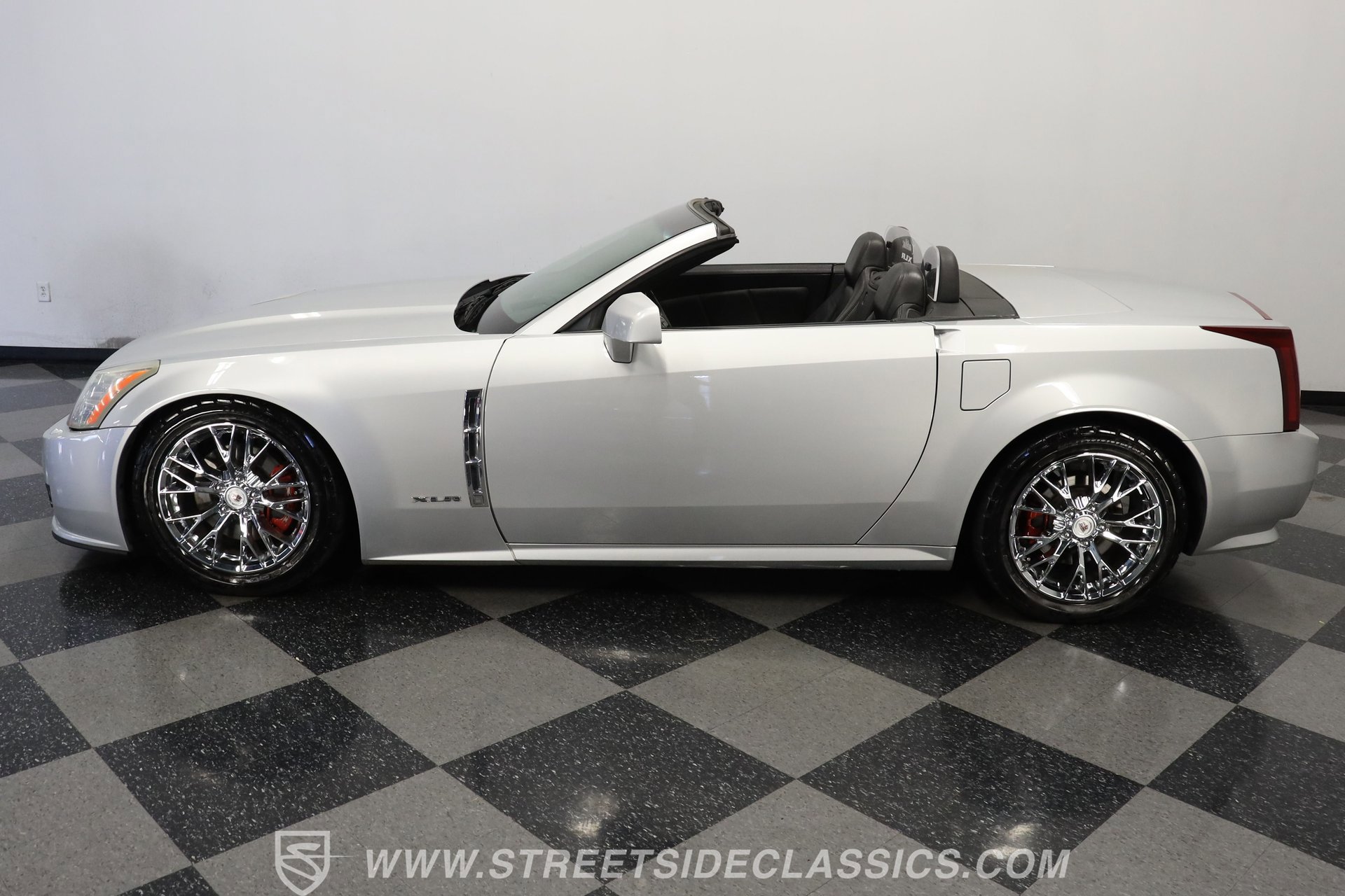 Used 2009 Cadillac XLR image 2
