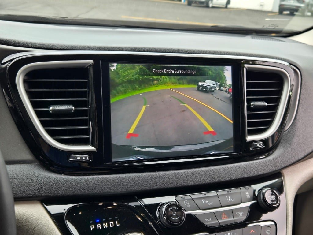Used 2024 Chrysler Pacifica Touring-L FWD image 26