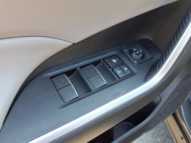 Used 2025 Toyota RAV4 XLE FWD image 19