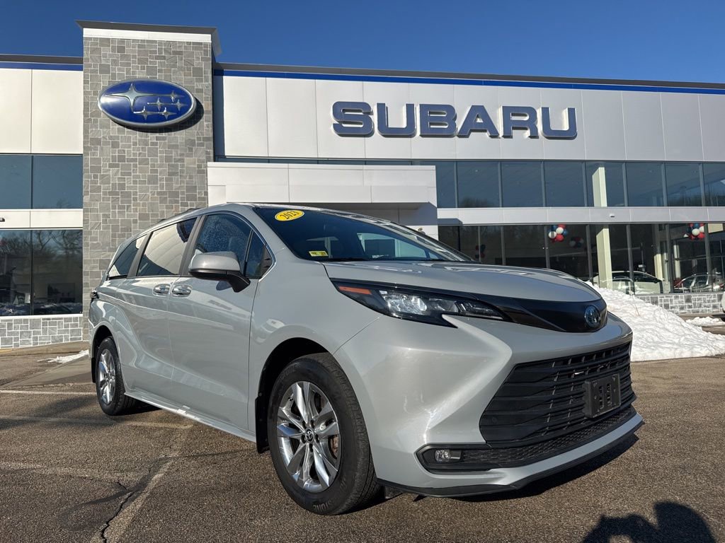 Used 2023 Toyota Sienna XLE Woodland Edition image 1