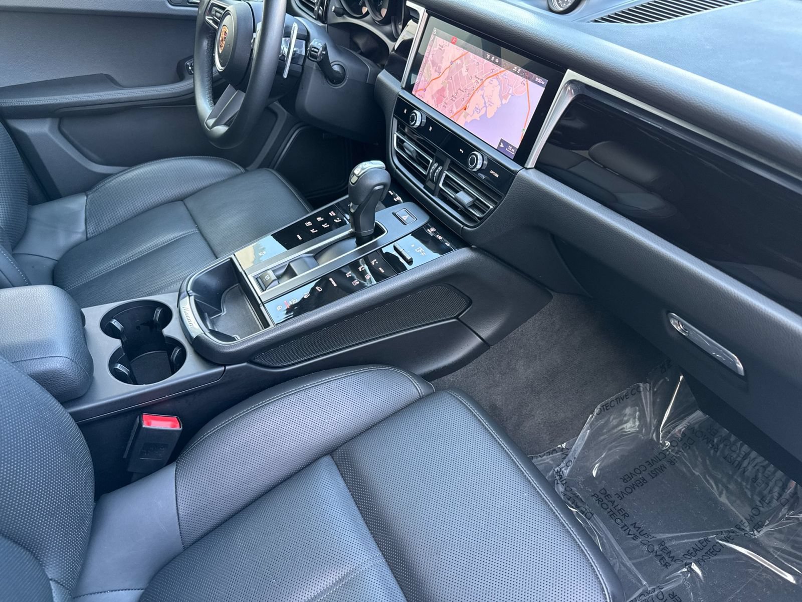 Certified 2022 Porsche Macan AWD/4WD image 18