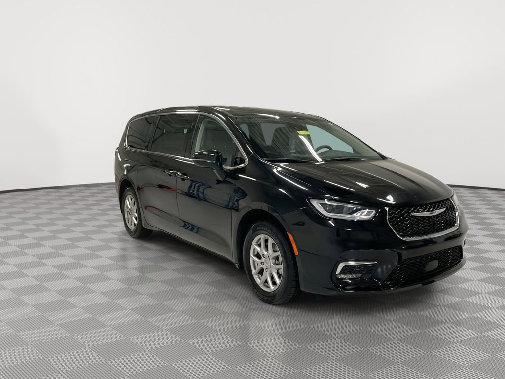 Used 2024 Chrysler Pacifica Touring-L image 12