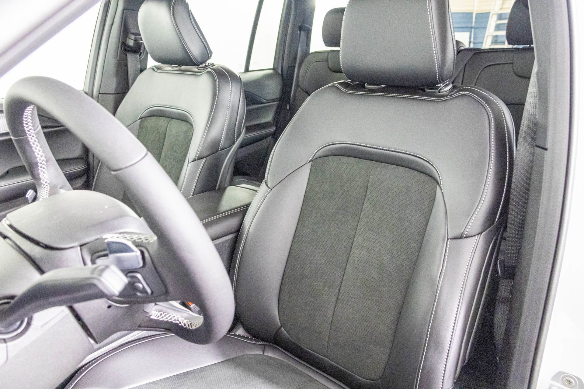 New 2025 Jeep Grand Cherokee Laredo image 17