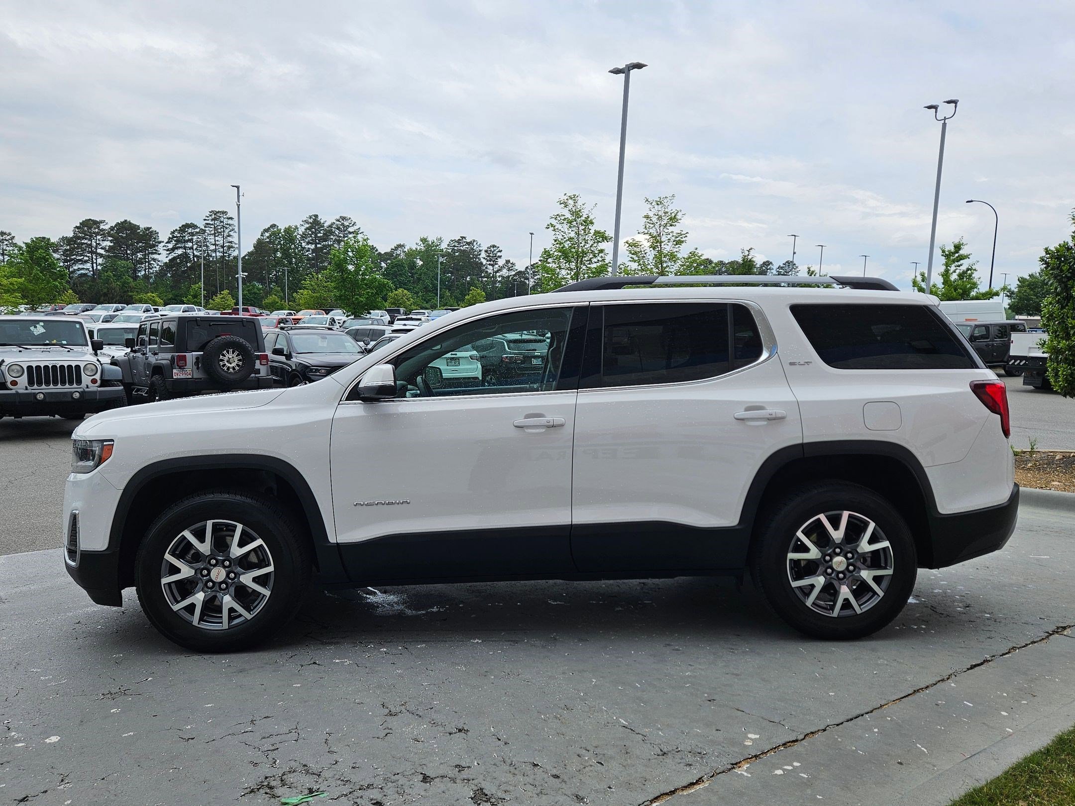 Used 2023 GMC Acadia SLT AWD/4WD image 4
