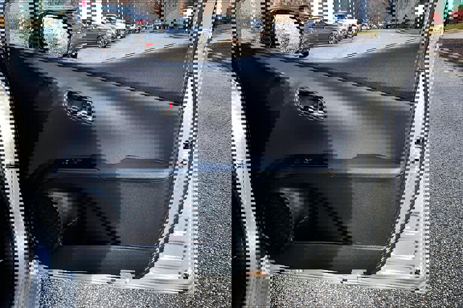 Used 2019 Toyota Prius LE w/ Carpet Mat Package image 21