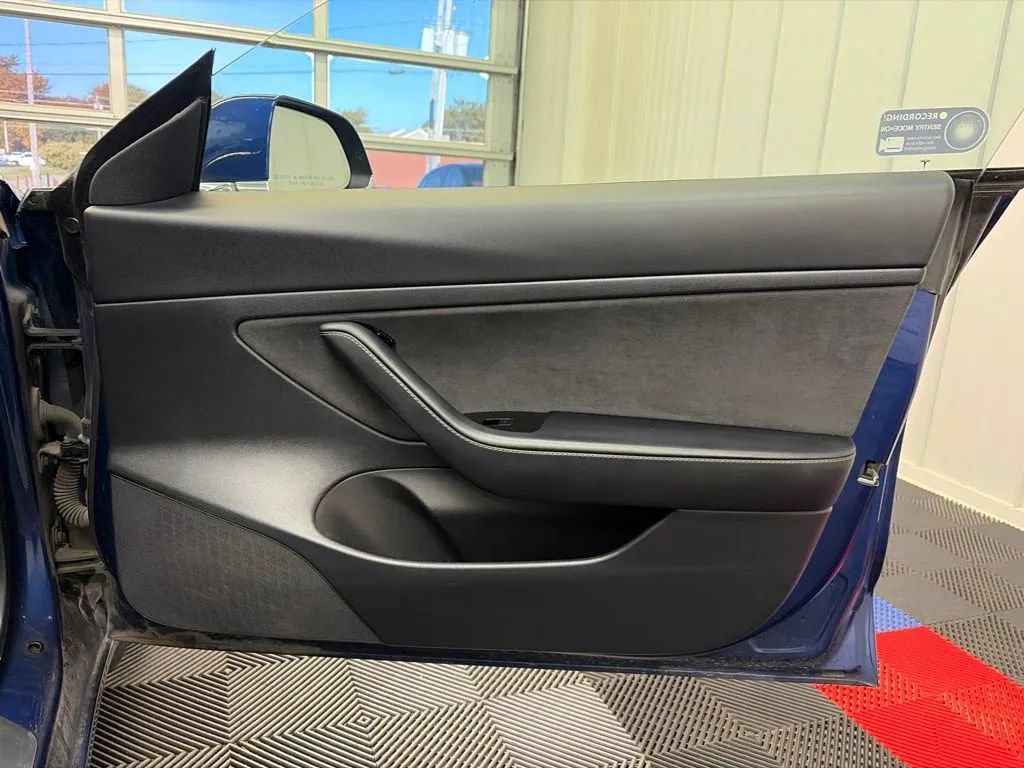 Used 2020 Tesla Model 3 Standard Range RWD image 19