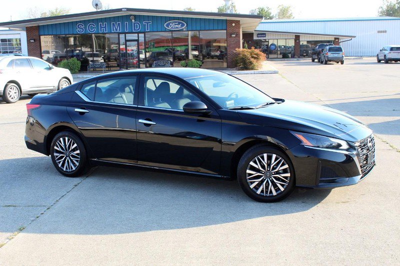 Used 2024 Nissan Altima 2.5 SV image 3