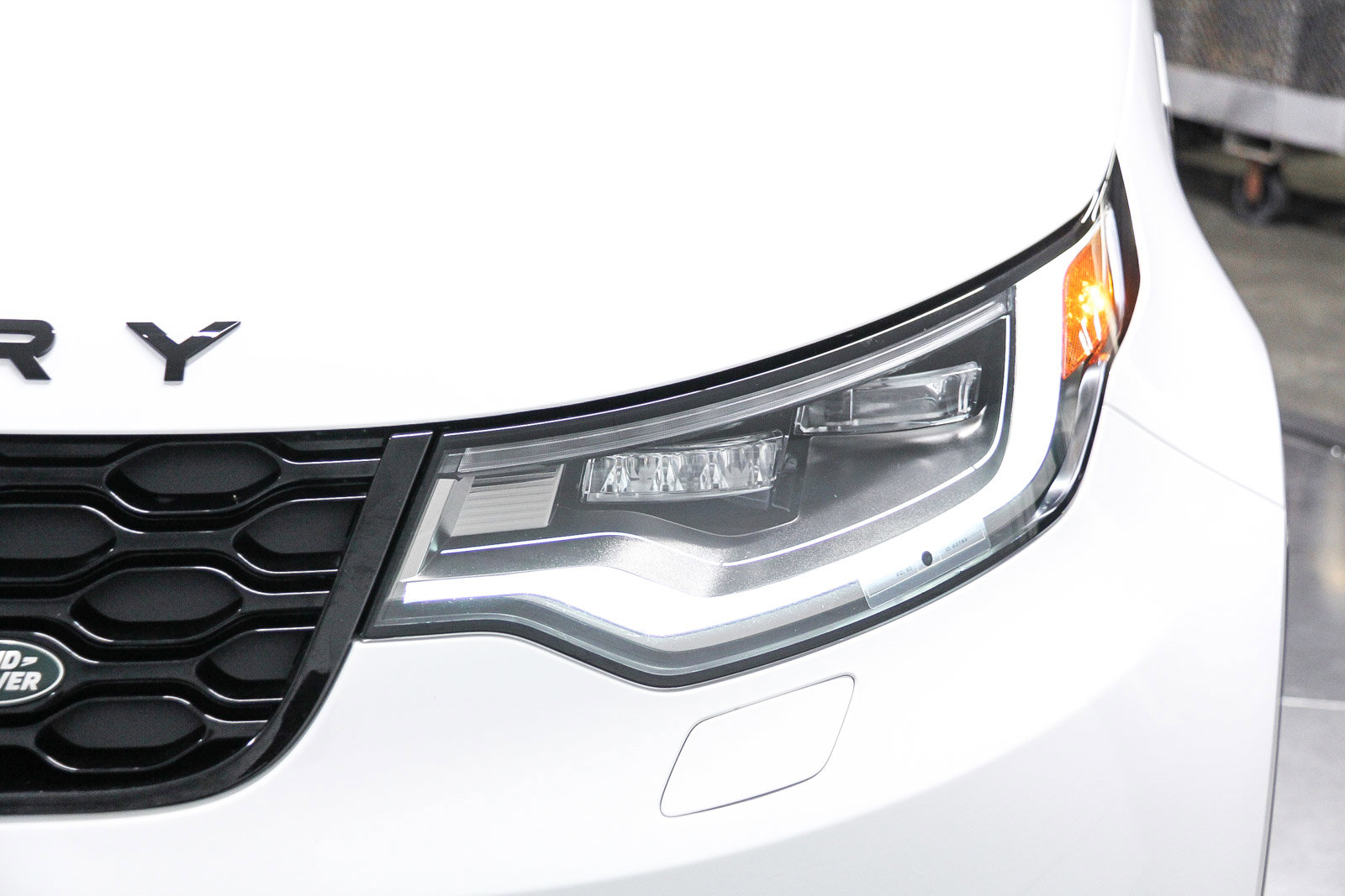 Used 2023 Land Rover Discovery S R-Dynamic image 10