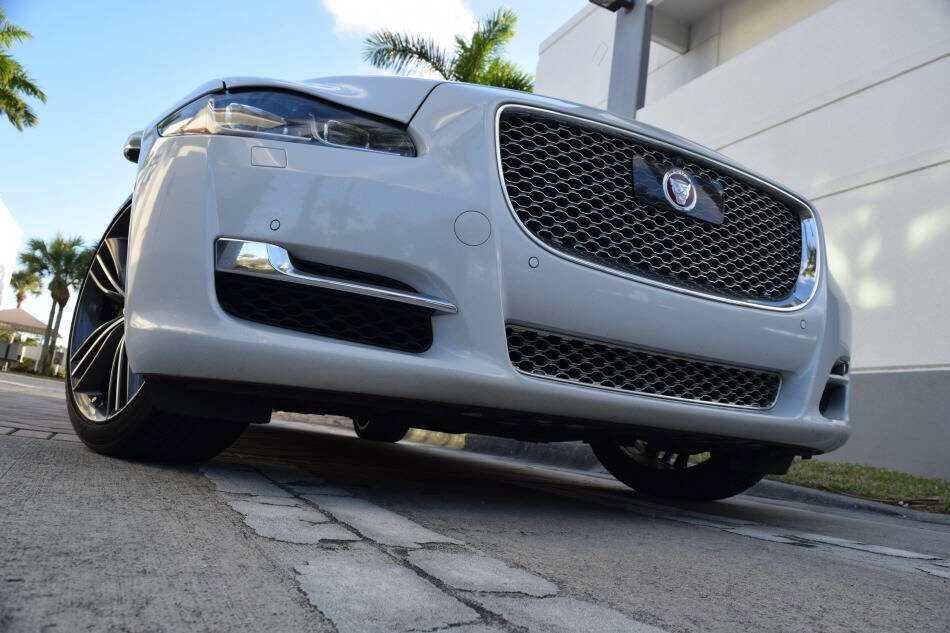 Used 2019 Jaguar XJ Collection image 13