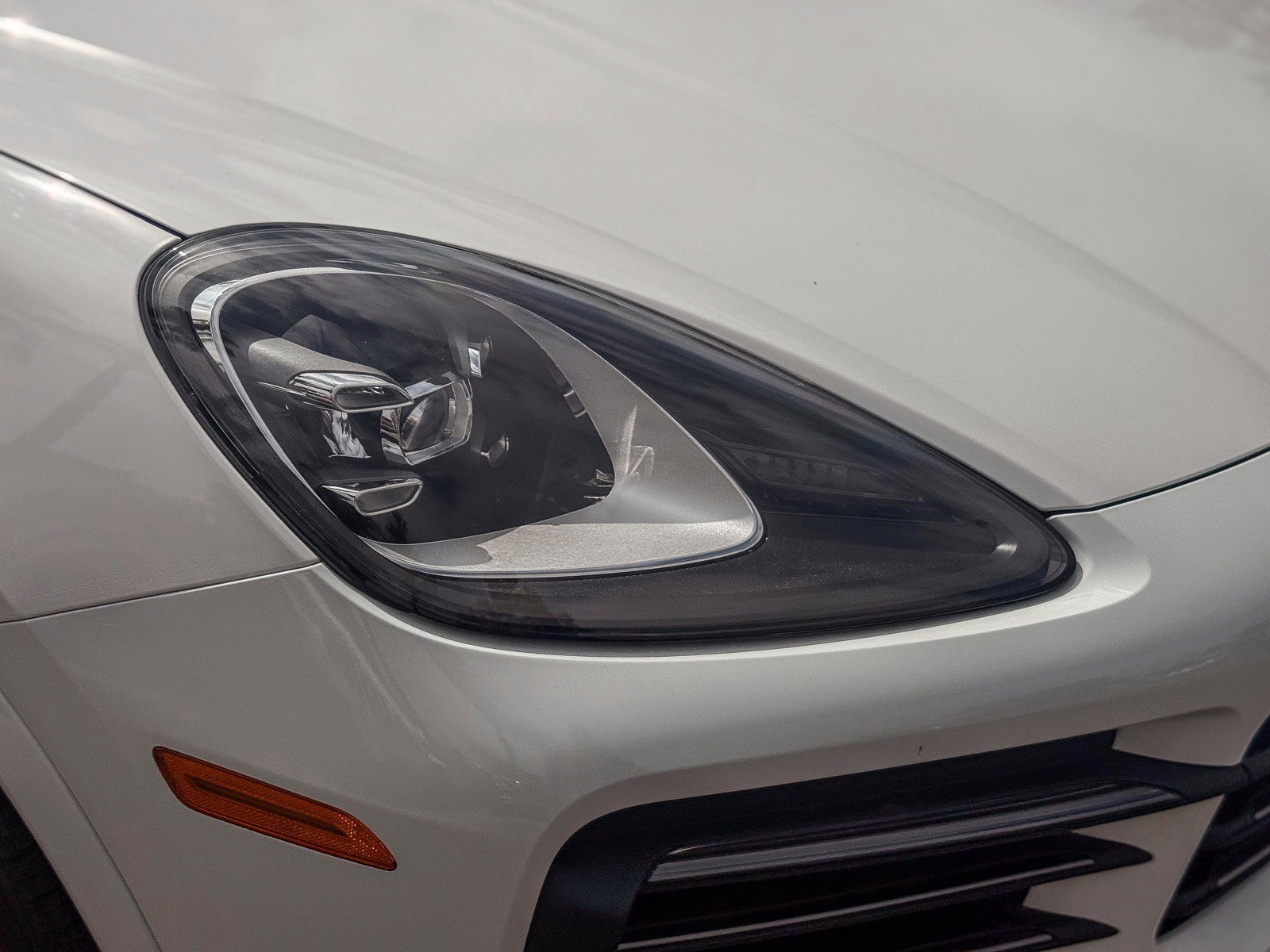 Used 2023 Porsche Cayenne Platinum Edition image 8